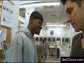 Interrazziale gay pompino in laundry shop