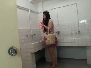 Apalpada e fodido em escola quarto de banho