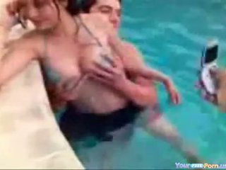 Niegrzeczne laska gets banged w the basen