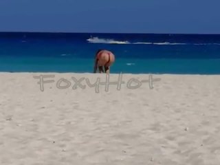 Mostrando el culo en tanga por la playa y calentando un hombres&comma; solo dos se animaron un tocarme&comma; vídeo completo en xvideos rojo