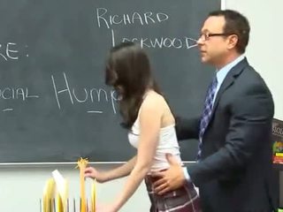 Napalone nauczycielka fucks a piękne brunet
