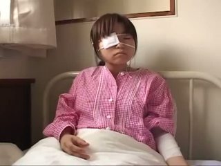 Jaunas japoniškas kūrva su ruptured krūtys ir analinis injury