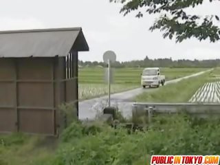 Japonais milf est baisée sur une truck