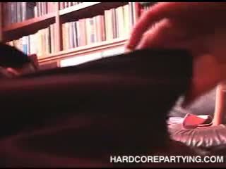 Seks orgji në bibliotekë me i ri vajzat duke thithur kokosh dhe fucked i vështirë