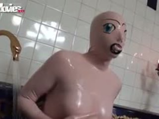 Tanja takes ل bath في لها اللاتكس جنس دمية زي