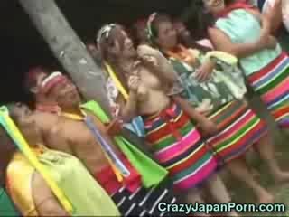 Japoneze në një papuan tribe!