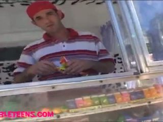 Ice cream truck في سن المراهقة تلميذة