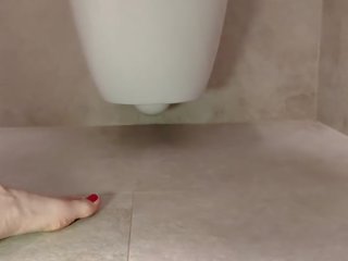 性感 脚 在 该 厕所