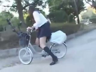 일본의 소녀 승마 a vibrating 자전거 thru 그만큼 도시 (public squirting)