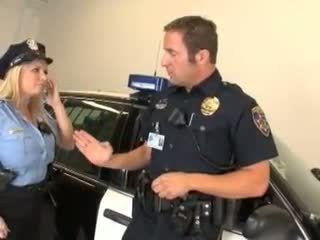 Lul hongerig agent rachel liefde is pricked op haar patrol auto omhoog haar nat vastgrijpen
