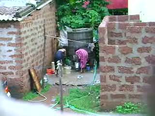 Παρακολουθείστε αυτό two Καυτά sri lankan κυρία getting bath σε έξω