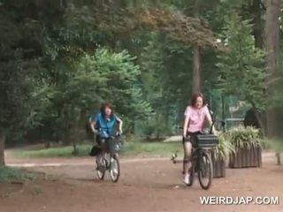 Asiatique ado sweeties chevauchée bikes avec dildos en leur cunts