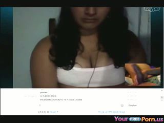 South américain fille teasing son grand seins sur skype