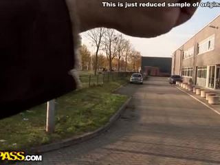 Schattig babe taking hard piemel outdoors video-