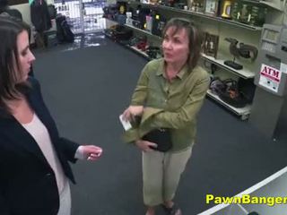 Cheeky toko owner bangs customer&#039;s alat kemaluan wanita