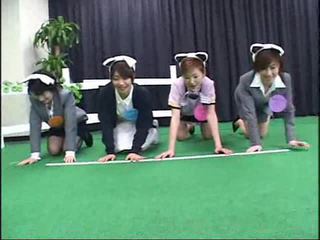 Японська contestants брати участь в a божевільна gameshow відео