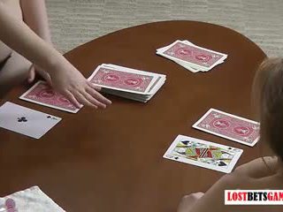 Two seksi milfs predvajanje a igra od strip blackjack