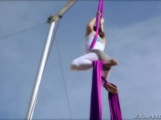 Belladonna keeps mình trong hình dáng doing aerial lụa routines