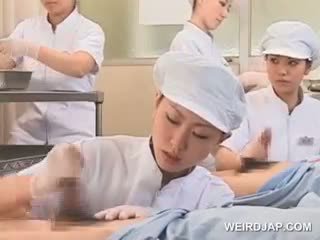 Adolescente asiática nurses rubbing shafts para esperma médico examen