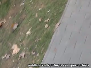 Masyarakat seks adventures: naugthy babe fucks keras titit di itu park