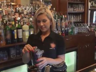 Bartender sucks kutas za counter
