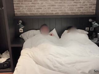 Step ina at step son ibahagi a bed sa a otel: british hidden camera pornograpya