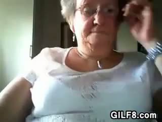 Velho mulher flashing dela agradável mama