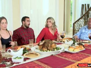 Moms bang adoleshent - e prapë familje thanksgiving <span class=duration>- 10 min</span>