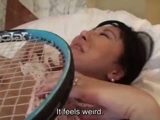 Uncensored japanisch milf angelegenheit mit tennis racket subtitled