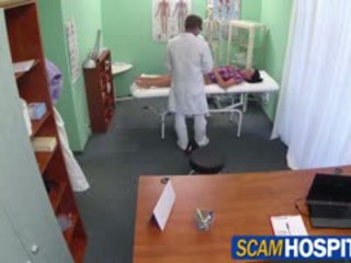 Nóng adela gets doctors to con gà trống therapy