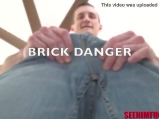 Servicing brick & jeho dangerous čurák