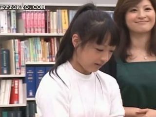 Morena asiática gaja seducing dela alunas em o biblioteca