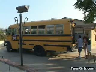 3 18yr olds szünet bele egy broken le iskola bus1