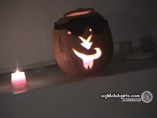 Halloween bên có ba người với bịt mắt dể bảo