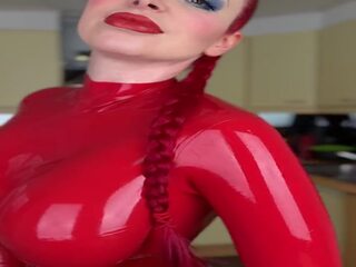 Miss fetilicious v červený latexové catsuit, vysoká rozlišením porno f5