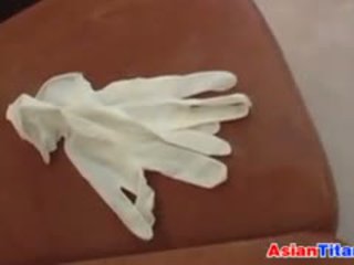 An الآسيوية gives ل وظيفة اليد مع اللاتكس قفازات