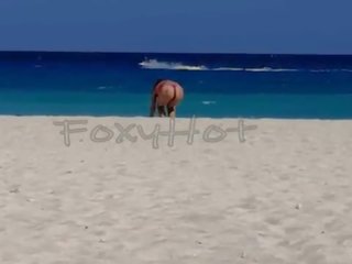 Mostrando el culo en tanga por la playa y calentando a hombres&comma; solo dos se animaron a tocarme&comma; video completo en Xvideos RED