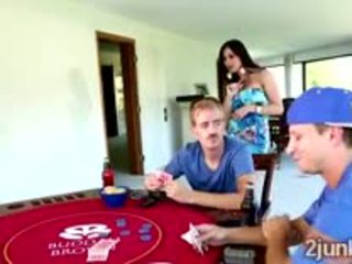 Semental loses su preciosa grande boobed mamá en un póquer match