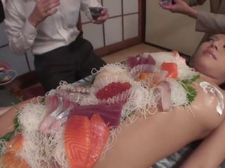 Äri men sööma sushi välja kohta a alasti girl& 039 s keha | xhamster