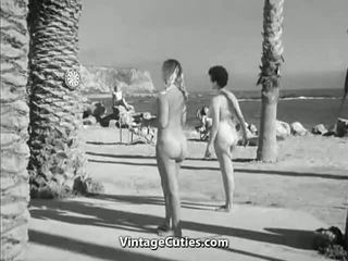 Quente meninas em o nudismo resort