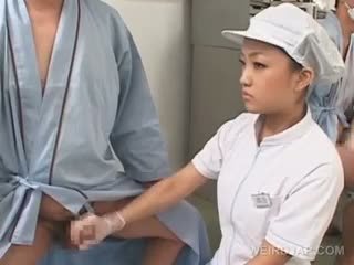 Fies asiatisch krankenschwester rubbing sie patients starved schwanz