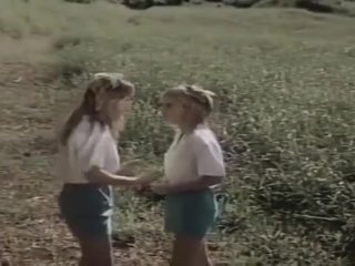 2 gadis scouts di bidang fantasy