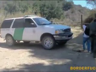 Border jumper gets follada por desagradable border patrol oficial