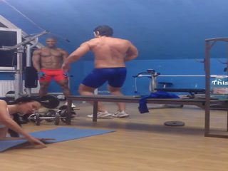 Muscle menari dalam gym