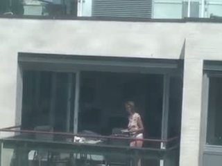 Needy namų šeimininkė yra pusnuogis į jos balkonas
