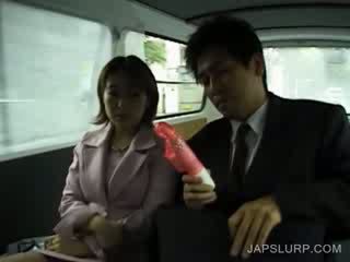 Jap очарователни gets тяло toyed в кола